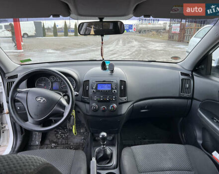 Белый Хендай i30, объемом двигателя 1.4 л и пробегом 190 тыс. км за 4800 $, фото 11 на Automoto.ua