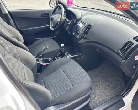 Белый Хендай i30, объемом двигателя 1.4 л и пробегом 203 тыс. км за 6600 $, фото 17 на Automoto.ua