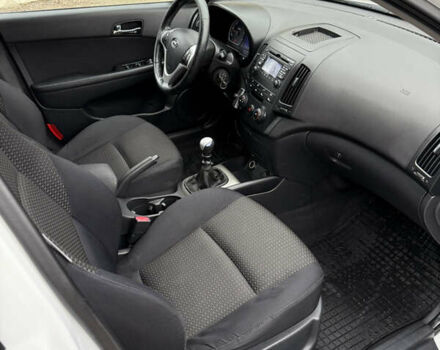 Белый Хендай i30, объемом двигателя 1.6 л и пробегом 212 тыс. км за 5400 $, фото 12 на Automoto.ua