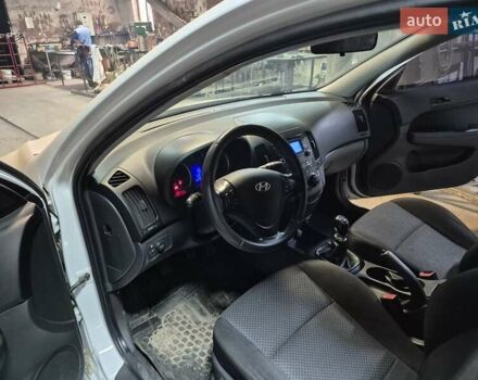 Білий Хендай i30, об'ємом двигуна 1.59 л та пробігом 170 тис. км за 6000 $, фото 8 на Automoto.ua