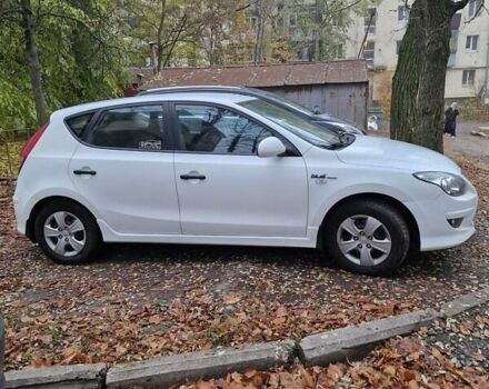 Белый Хендай i30, объемом двигателя 1.4 л и пробегом 234 тыс. км за 6600 $, фото 3 на Automoto.ua