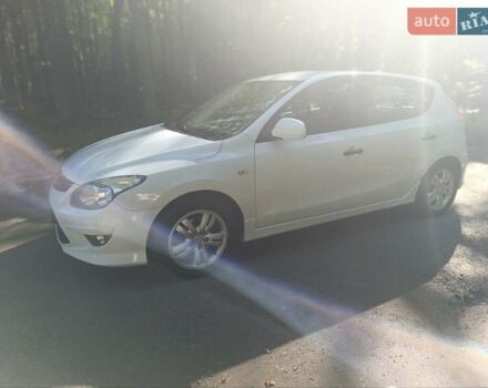 Белый Хендай i30, объемом двигателя 1.58 л и пробегом 213 тыс. км за 6500 $, фото 2 на Automoto.ua