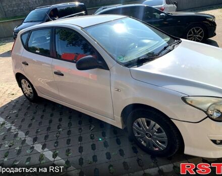 Білий Хендай i30, об'ємом двигуна 1.4 л та пробігом 240 тис. км за 5500 $, фото 3 на Automoto.ua