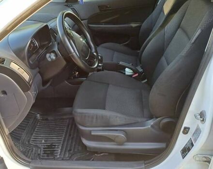 Белый Хендай i30, объемом двигателя 1.58 л и пробегом 289 тыс. км за 5750 $, фото 8 на Automoto.ua