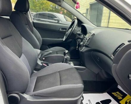 Белый Хендай i30, объемом двигателя 1.6 л и пробегом 250 тыс. км за 5700 $, фото 9 на Automoto.ua