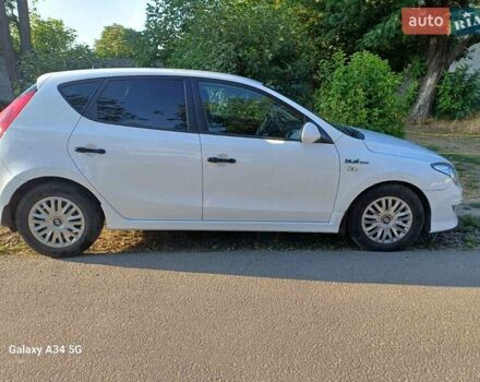 Белый Хендай i30, объемом двигателя 1.58 л и пробегом 289 тыс. км за 5750 $, фото 10 на Automoto.ua
