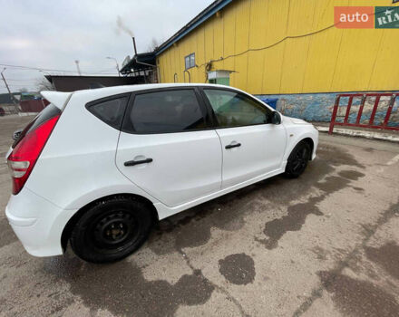 Белый Хендай i30, объемом двигателя 1.4 л и пробегом 196 тыс. км за 5500 $, фото 8 на Automoto.ua