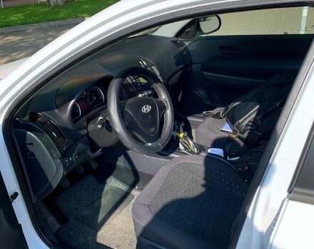 Білий Хендай i30, об'ємом двигуна 1.4 л та пробігом 240 тис. км за 5500 $, фото 7 на Automoto.ua
