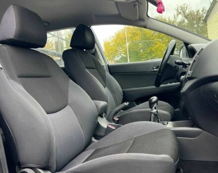 Белый Хендай i30, объемом двигателя 1.6 л и пробегом 250 тыс. км за 5700 $, фото 8 на Automoto.ua