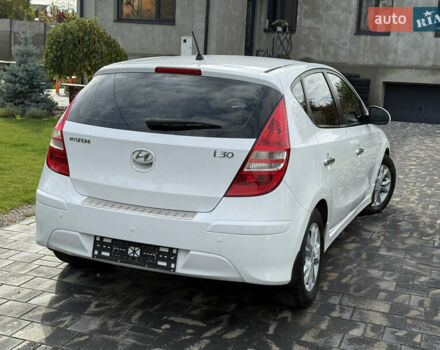 Белый Хендай i30, объемом двигателя 1.6 л и пробегом 164 тыс. км за 7500 $, фото 5 на Automoto.ua