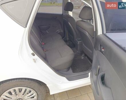 Белый Хендай i30, объемом двигателя 1.6 л и пробегом 171 тыс. км за 7650 $, фото 20 на Automoto.ua