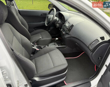 Белый Хендай i30, объемом двигателя 1.6 л и пробегом 164 тыс. км за 7500 $, фото 15 на Automoto.ua