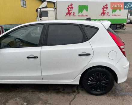 Белый Хендай i30, объемом двигателя 1.4 л и пробегом 196 тыс. км за 5500 $, фото 2 на Automoto.ua