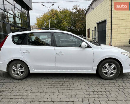 Белый Хендай i30, объемом двигателя 1.58 л и пробегом 250 тыс. км за 5700 $, фото 7 на Automoto.ua