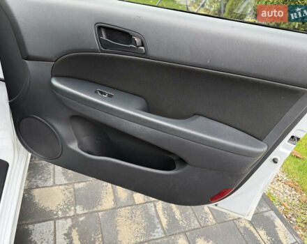 Белый Хендай i30, объемом двигателя 1.6 л и пробегом 164 тыс. км за 7500 $, фото 11 на Automoto.ua