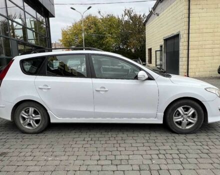 Белый Хендай i30, объемом двигателя 1.6 л и пробегом 250 тыс. км за 5700 $, фото 7 на Automoto.ua