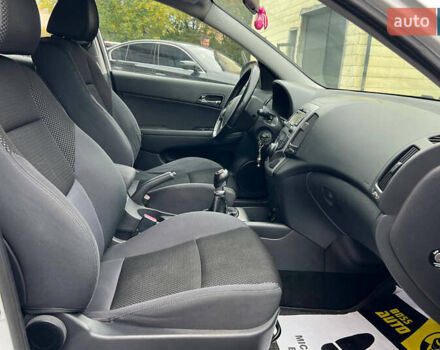 Белый Хендай i30, объемом двигателя 1.58 л и пробегом 250 тыс. км за 5700 $, фото 9 на Automoto.ua