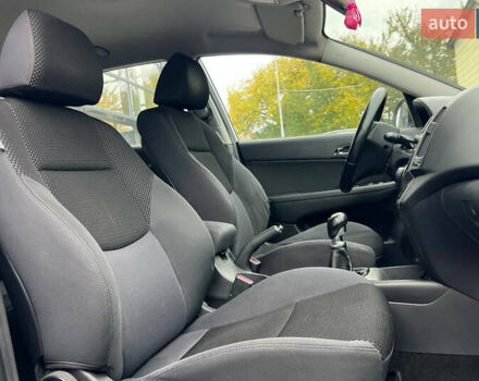 Белый Хендай i30, объемом двигателя 1.58 л и пробегом 250 тыс. км за 5700 $, фото 8 на Automoto.ua