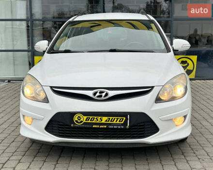 Белый Хендай i30, объемом двигателя 1.58 л и пробегом 250 тыс. км за 5700 $, фото 1 на Automoto.ua