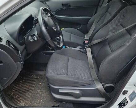 Белый Хендай i30, объемом двигателя 1.4 л и пробегом 234 тыс. км за 6600 $, фото 13 на Automoto.ua