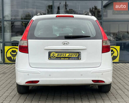 Белый Хендай i30, объемом двигателя 1.58 л и пробегом 250 тыс. км за 5700 $, фото 5 на Automoto.ua