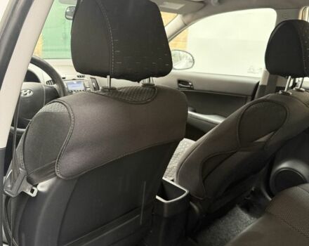 Белый Хендай i30, объемом двигателя 1.4 л и пробегом 234 тыс. км за 4999 $, фото 4 на Automoto.ua