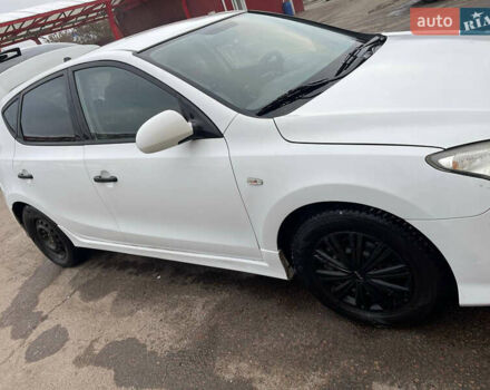 Белый Хендай i30, объемом двигателя 1.4 л и пробегом 196 тыс. км за 5500 $, фото 1 на Automoto.ua