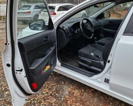 Белый Хендай i30, объемом двигателя 1.4 л и пробегом 234 тыс. км за 6600 $, фото 11 на Automoto.ua