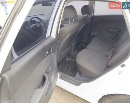 Белый Хендай i30, объемом двигателя 1.6 л и пробегом 171 тыс. км за 7650 $, фото 24 на Automoto.ua