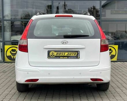 Белый Хендай i30, объемом двигателя 1.6 л и пробегом 250 тыс. км за 5700 $, фото 5 на Automoto.ua