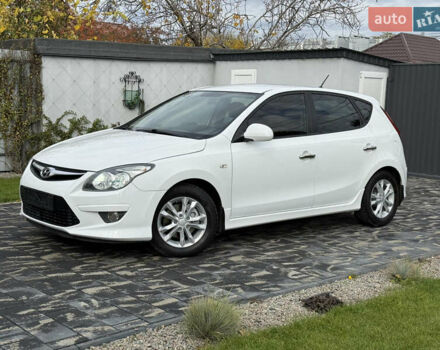 Белый Хендай i30, объемом двигателя 1.6 л и пробегом 164 тыс. км за 7500 $, фото 1 на Automoto.ua