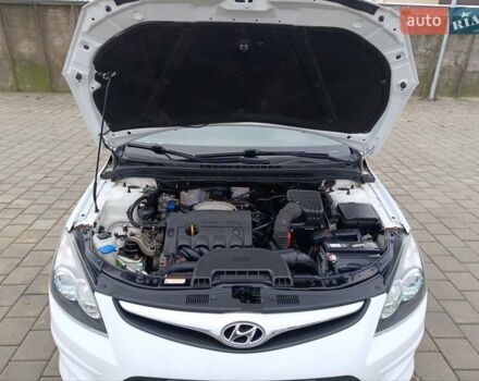 Белый Хендай i30, объемом двигателя 1.6 л и пробегом 171 тыс. км за 7650 $, фото 11 на Automoto.ua