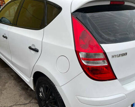 Белый Хендай i30, объемом двигателя 1.4 л и пробегом 196 тыс. км за 5500 $, фото 5 на Automoto.ua