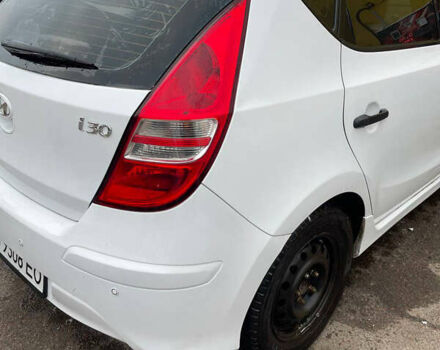 Белый Хендай i30, объемом двигателя 1.4 л и пробегом 196 тыс. км за 5500 $, фото 6 на Automoto.ua