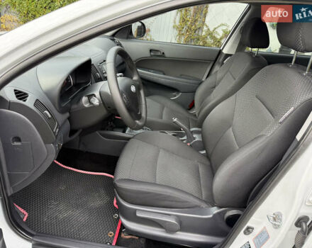 Белый Хендай i30, объемом двигателя 1.6 л и пробегом 164 тыс. км за 7500 $, фото 9 на Automoto.ua