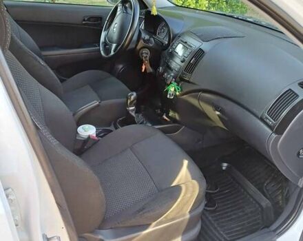 Белый Хендай i30, объемом двигателя 1.58 л и пробегом 289 тыс. км за 5750 $, фото 4 на Automoto.ua