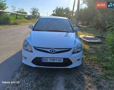 Белый Хендай i30, объемом двигателя 1.58 л и пробегом 289 тыс. км за 5750 $, фото 1 на Automoto.ua