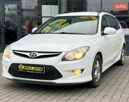 Белый Хендай i30, объемом двигателя 1.58 л и пробегом 250 тыс. км за 5700 $, фото 2 на Automoto.ua