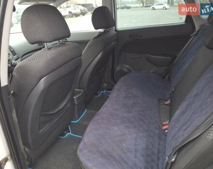 Белый Хендай i30, объемом двигателя 1.58 л и пробегом 226 тыс. км за 6500 $, фото 15 на Automoto.ua