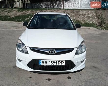 Белый Хендай i30, объемом двигателя 1.4 л и пробегом 248 тыс. км за 7000 $, фото 4 на Automoto.ua