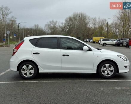 Белый Хендай i30, объемом двигателя 1.58 л и пробегом 226 тыс. км за 6500 $, фото 6 на Automoto.ua