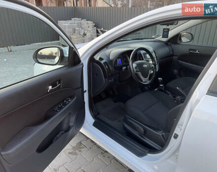Білий Хендай i30, об'ємом двигуна 1.6 л та пробігом 205 тис. км за 6300 $, фото 5 на Automoto.ua