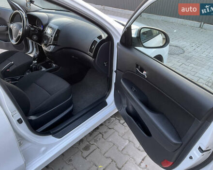 Білий Хендай i30, об'ємом двигуна 1.6 л та пробігом 205 тис. км за 6300 $, фото 12 на Automoto.ua