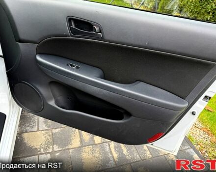 Белый Хендай i30, объемом двигателя 1.6 л и пробегом 164 тыс. км за 7500 $, фото 8 на Automoto.ua