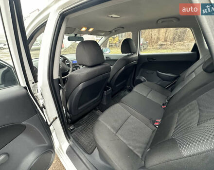 Белый Хендай i30, объемом двигателя 1.58 л и пробегом 180 тыс. км за 7300 $, фото 23 на Automoto.ua