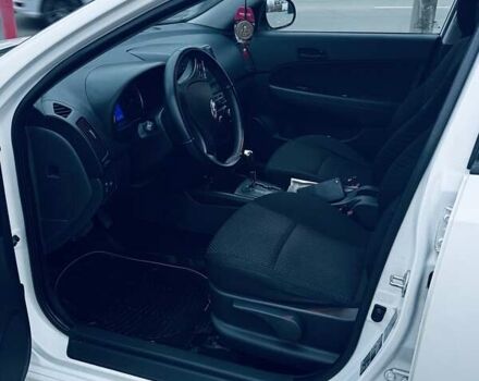 Белый Хендай i30, объемом двигателя 1.6 л и пробегом 236 тыс. км за 7300 $, фото 7 на Automoto.ua