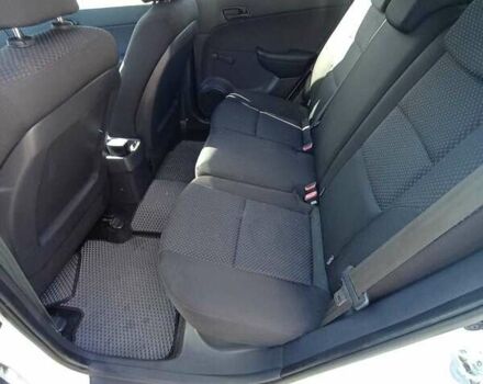 Белый Хендай i30, объемом двигателя 1.4 л и пробегом 248 тыс. км за 7000 $, фото 13 на Automoto.ua