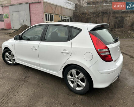 Белый Хендай i30, объемом двигателя 1.58 л и пробегом 180 тыс. км за 7300 $, фото 11 на Automoto.ua