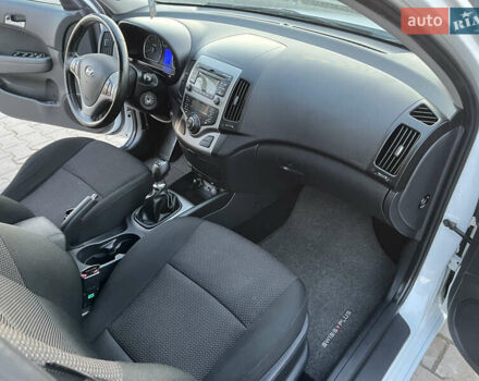 Білий Хендай i30, об'ємом двигуна 1.6 л та пробігом 205 тис. км за 6300 $, фото 13 на Automoto.ua
