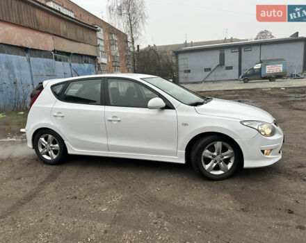 Белый Хендай i30, объемом двигателя 1.58 л и пробегом 180 тыс. км за 7300 $, фото 7 на Automoto.ua